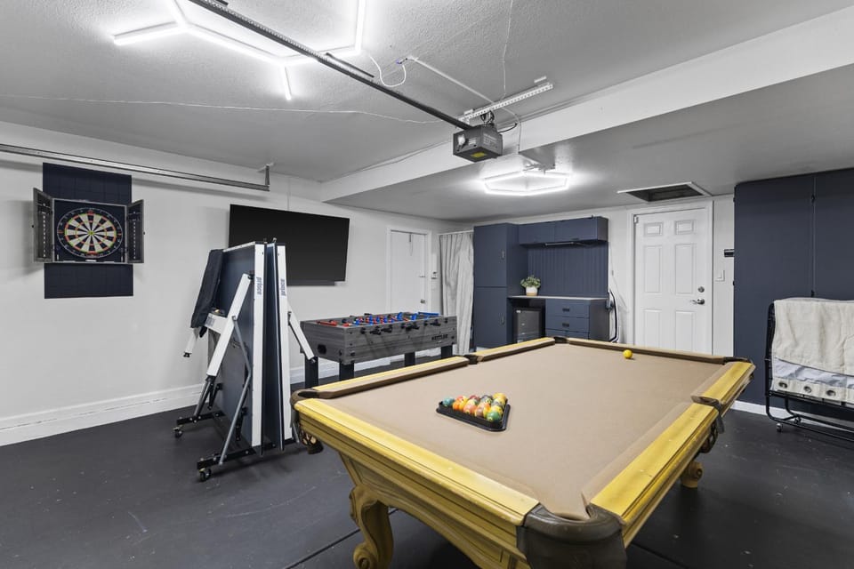 Billiard, Game Room