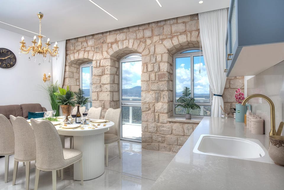 Natural landscape, Kitchen or kitchenette, Living room, Seating area, Dining area, Mountain view