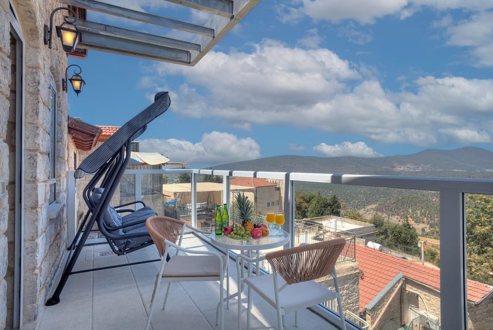 Patio, View (from property/room), Balcony/Terrace, Seating area, Mountain view