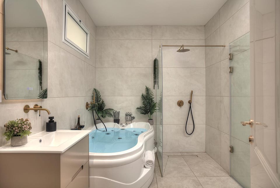 Shower, Toilet, Hot Tub, Hot Tub, Bathroom, Bath