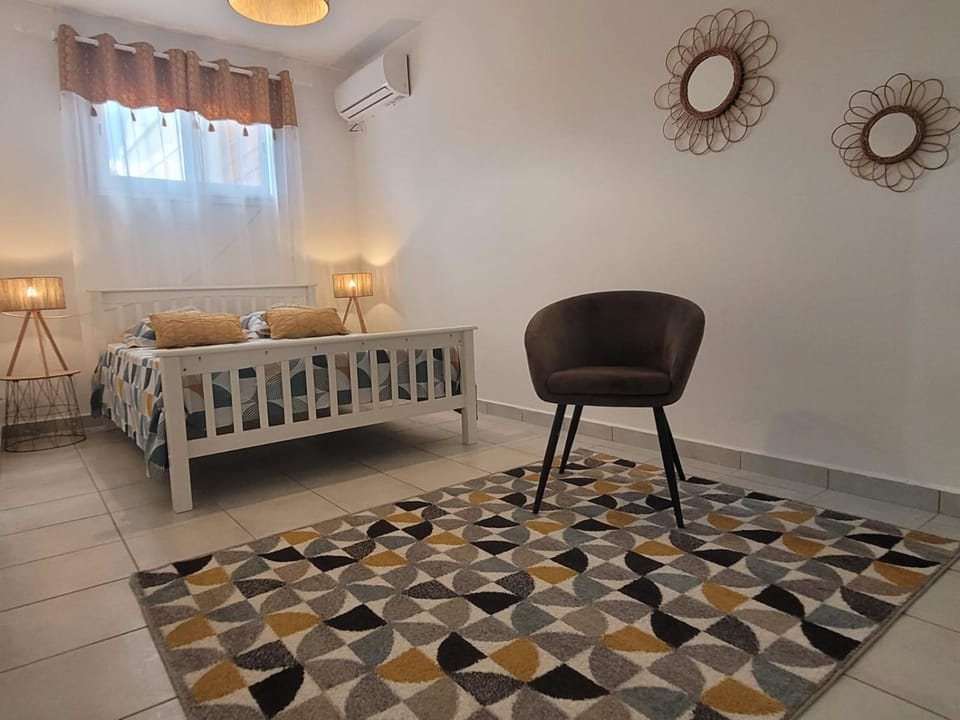 Bed, Living room, Photo of the whole room, Bedroom