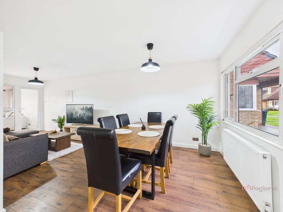 3-Bed Semi-Detached Perfect for Work & Family with Parking Apartment in Reading