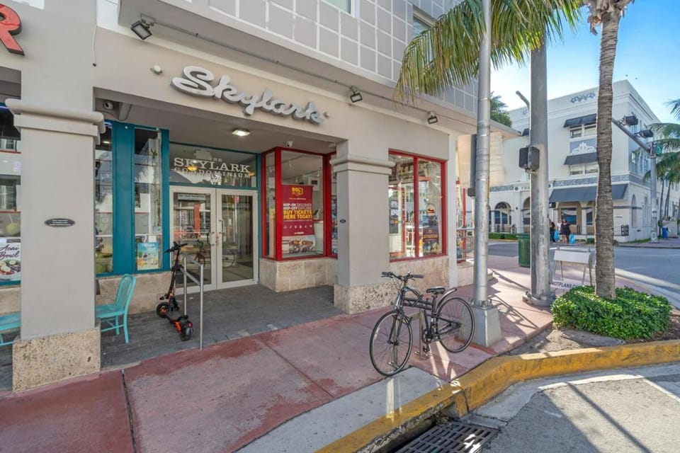 1 BLOCK FROM OCEAN 1 Bedroom in South Beach Collins Avenue Apartment in Flamingo Lummus