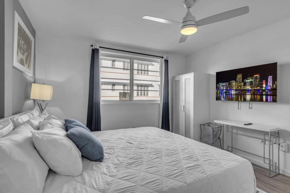1 BLOCK FROM OCEAN 1 Bedroom in South Beach Collins Avenue Apartment in Flamingo Lummus