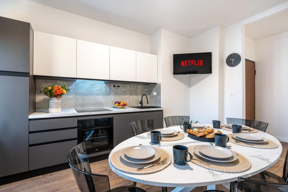 TV and multimedia, Dining area, stove