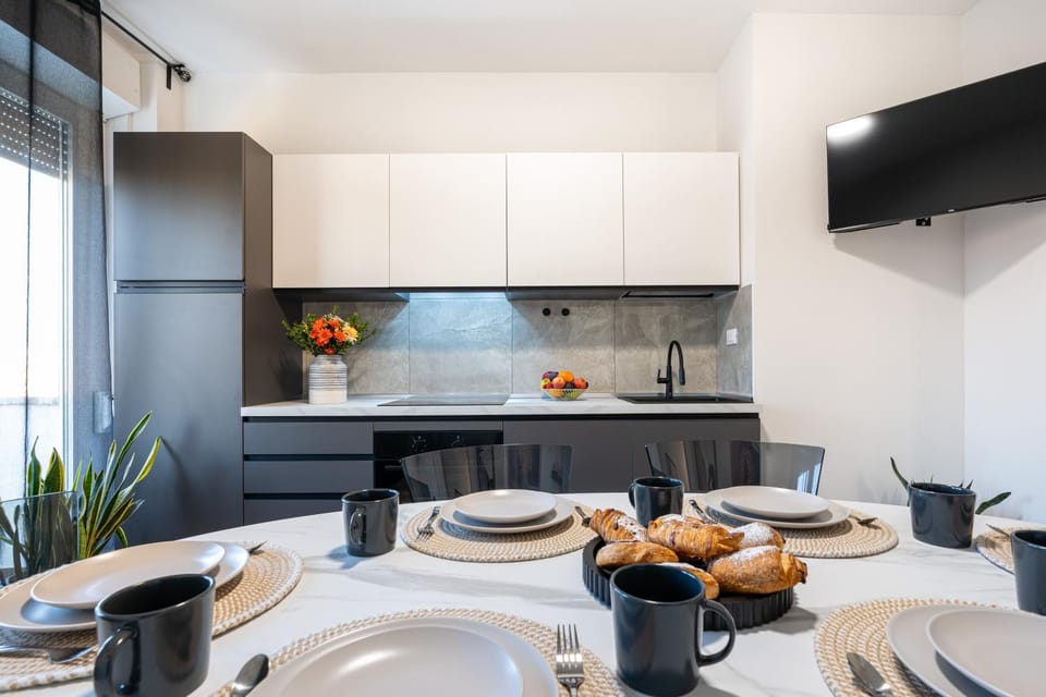 Kitchen or kitchenette, Dining area, stove
