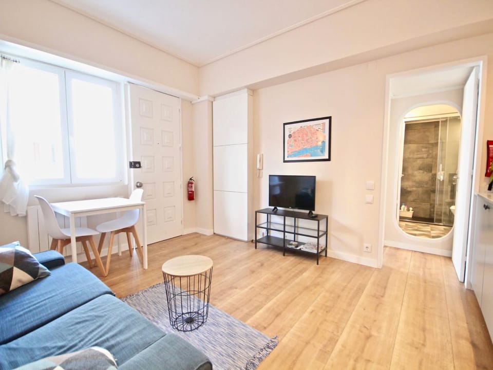 TV and multimedia, Living room, Seating area, Dining area