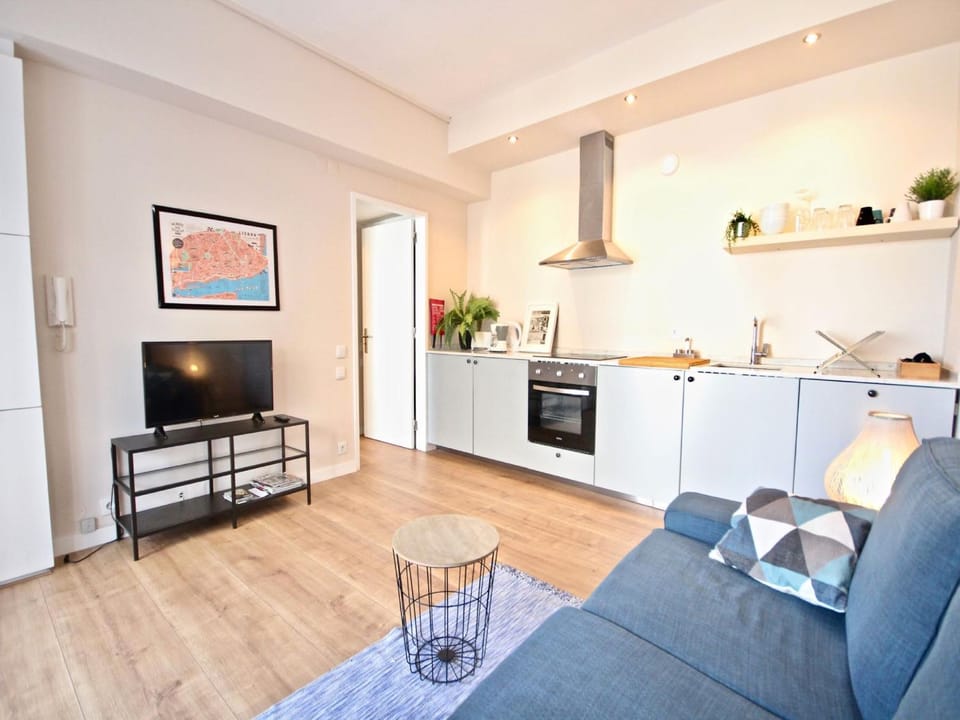 TV and multimedia, Kitchen or kitchenette, Living room, Seating area