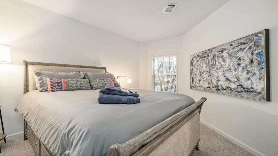 Cozy 1-BR apartment with a seasonal pool Apartment in Charlotte