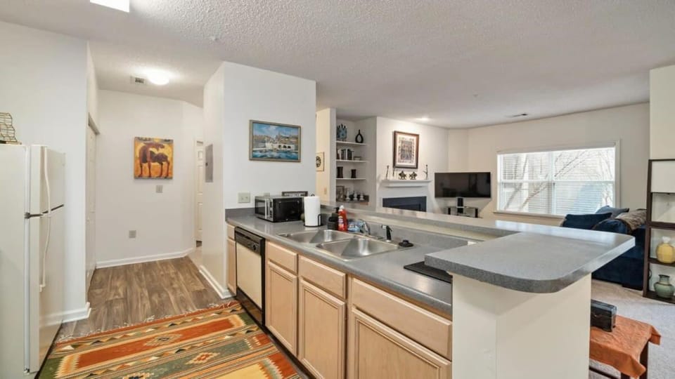 Cozy 1-BR apartment with a seasonal pool Apartment in Charlotte