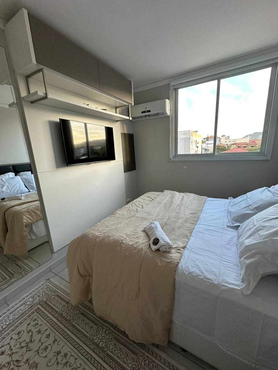 Bed, TV and multimedia, Photo of the whole room