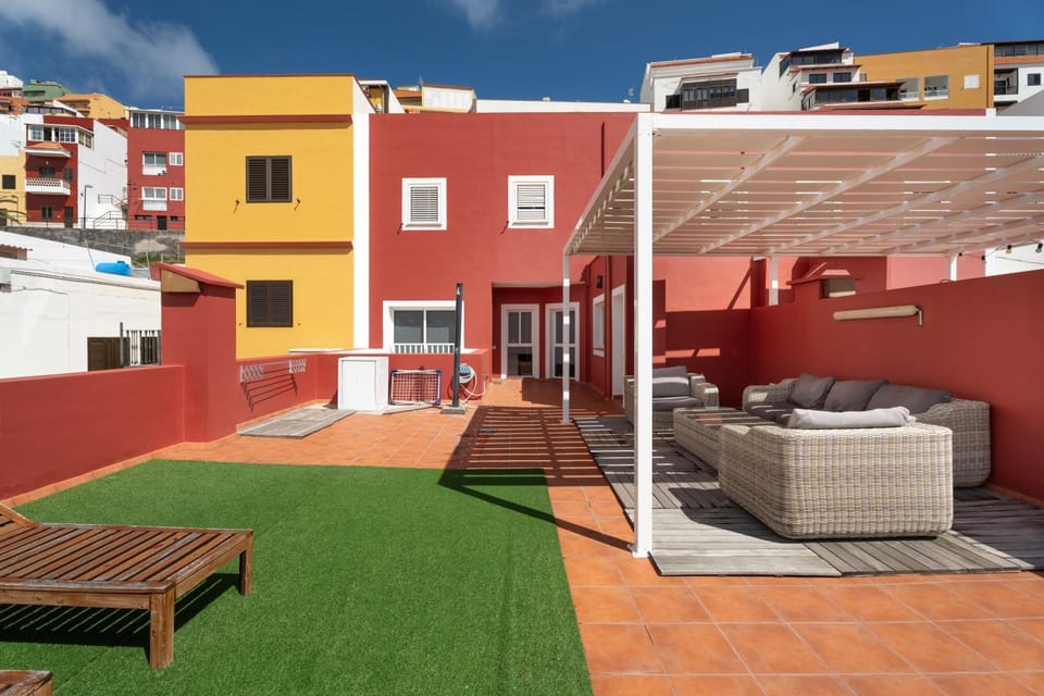 Property building, Balcony/Terrace, Living room