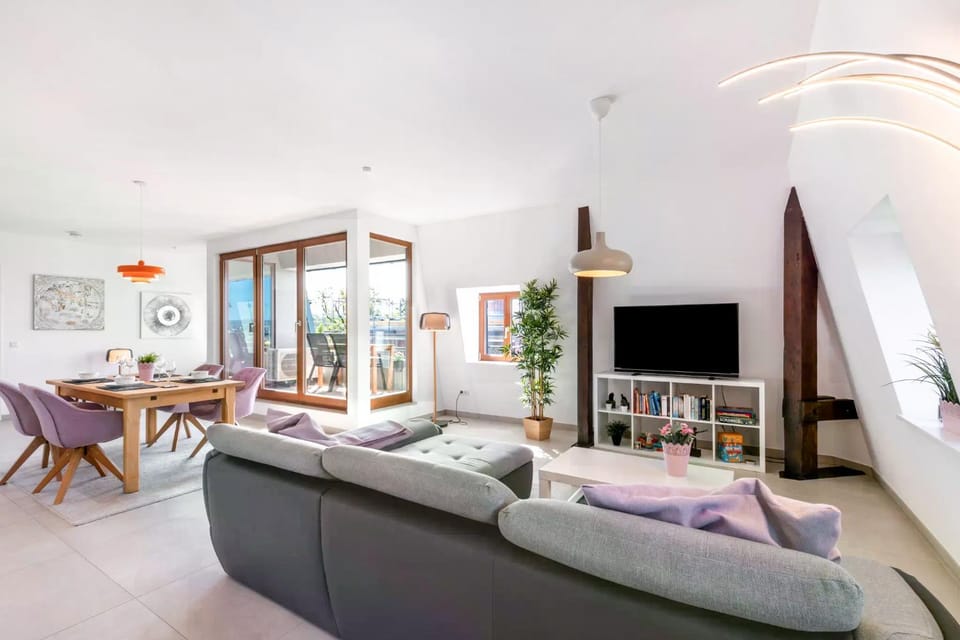 TV and multimedia, Living room, Seating area, Dining area, Evening entertainment