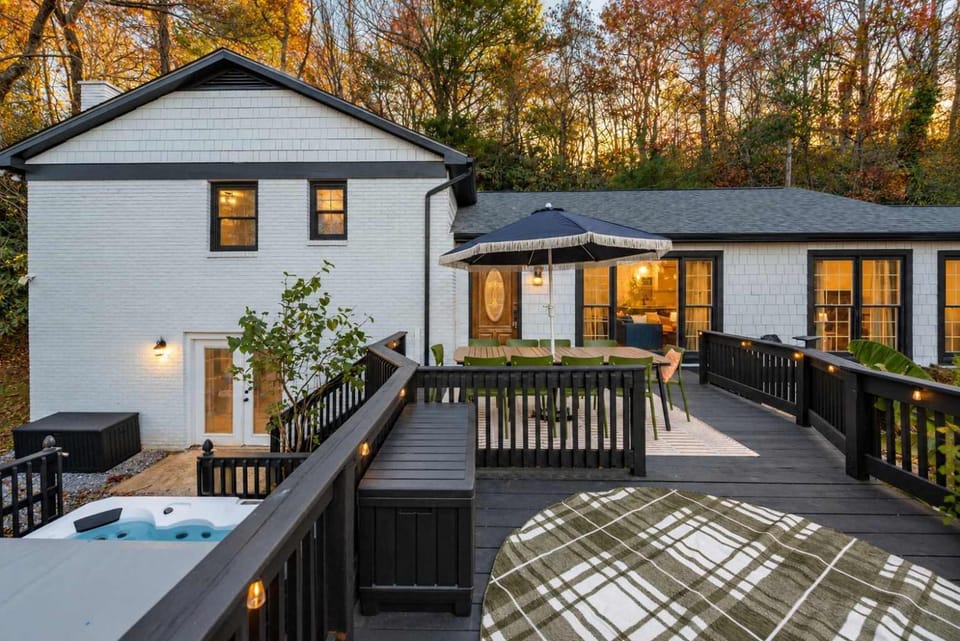 Expansive Deck Sleeps 16 Hot Tub Game Room House in Fairview