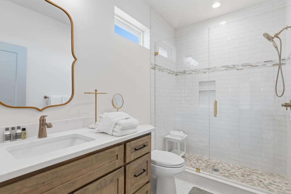 Shower, Toilet, Bathroom, towels