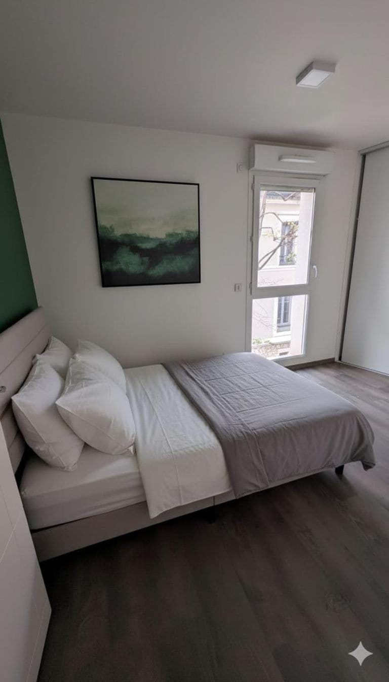 Photo of the whole room, Bedroom