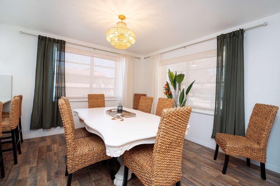 Seating area, Dining area