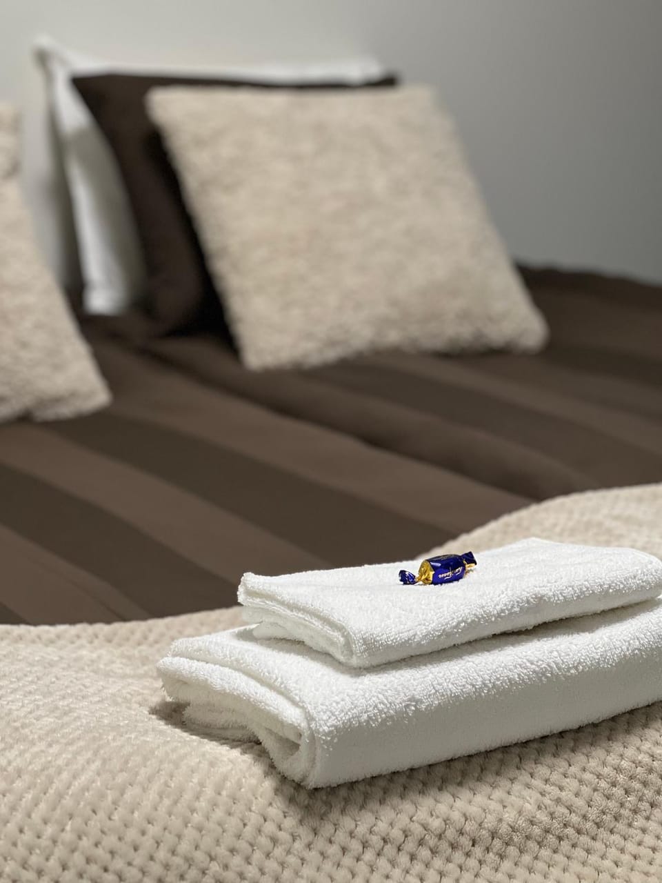 Bed, Bedroom, towels