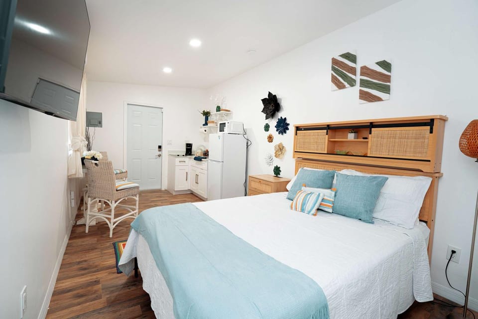 Bed, TV and multimedia, Kitchen or kitchenette, Photo of the whole room