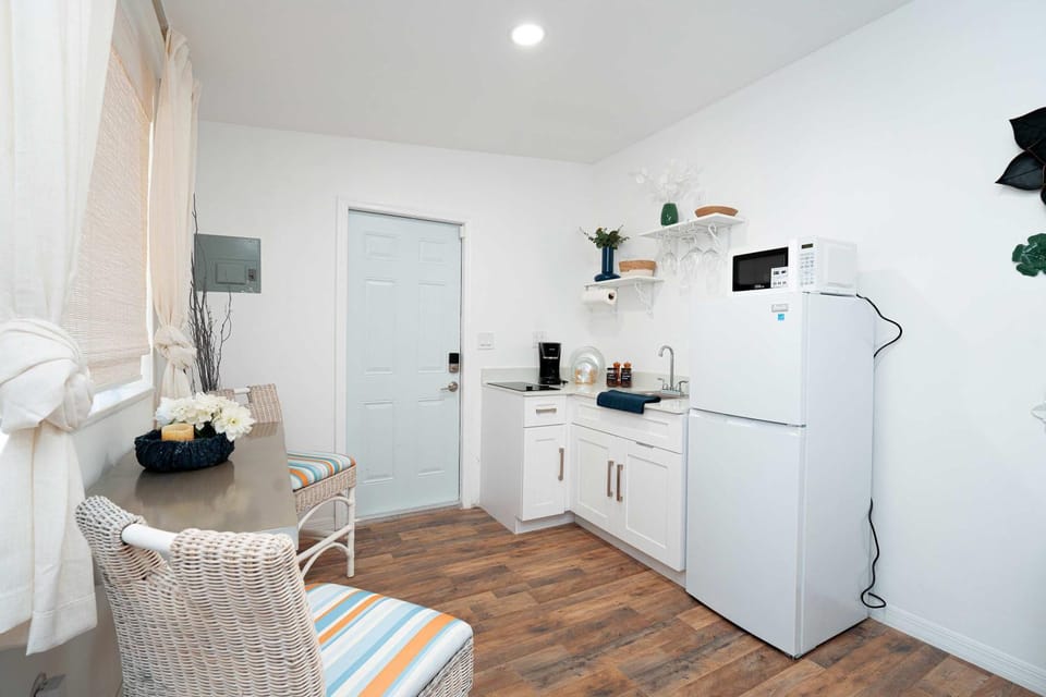 Kitchen or kitchenette, Seating area, stove