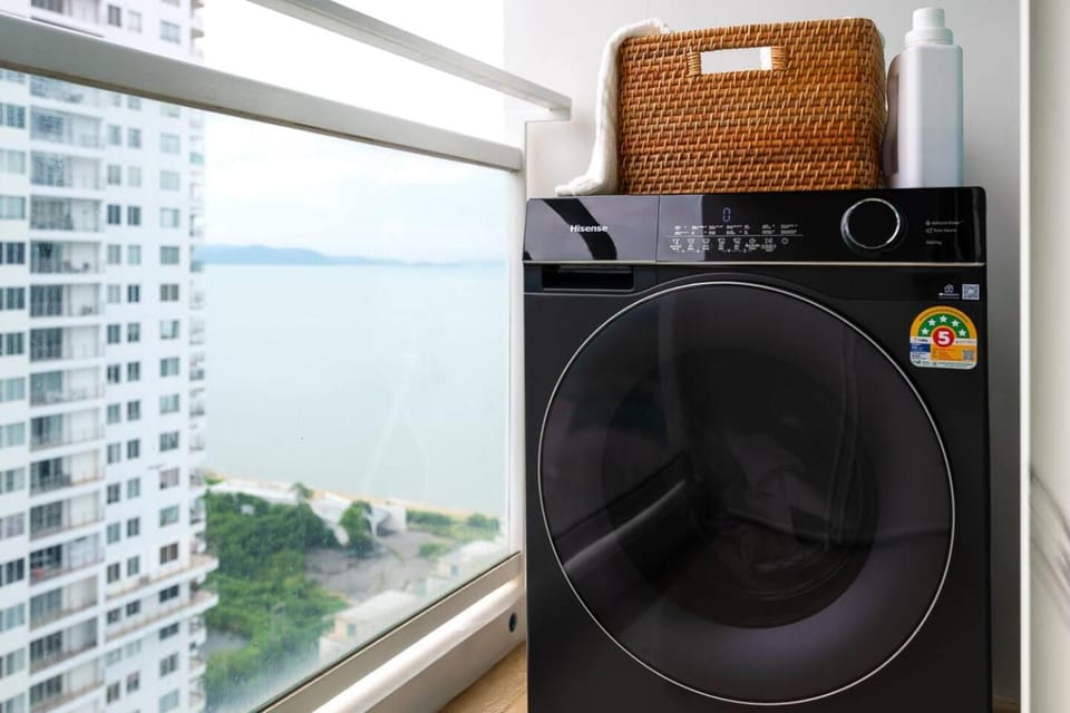 KingBed Beachfront-Pool Condo & Kitchen,Playground,TV,Wifi Apartment in Pattaya City