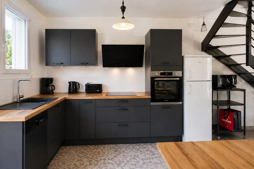 Coffee/tea facilities, dishwasher, microwave, oven, toaster, kitchen