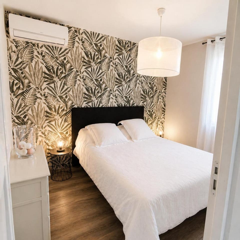 Bed, Bedroom, towels