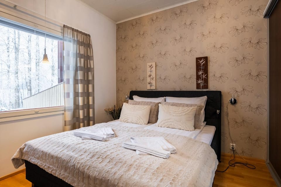 Bed, Photo of the whole room, Bedroom, towels
