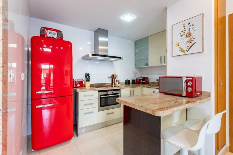 Coffee/tea facilities, Kitchen or kitchenette, Dining area, microwave, oven, stove, toaster