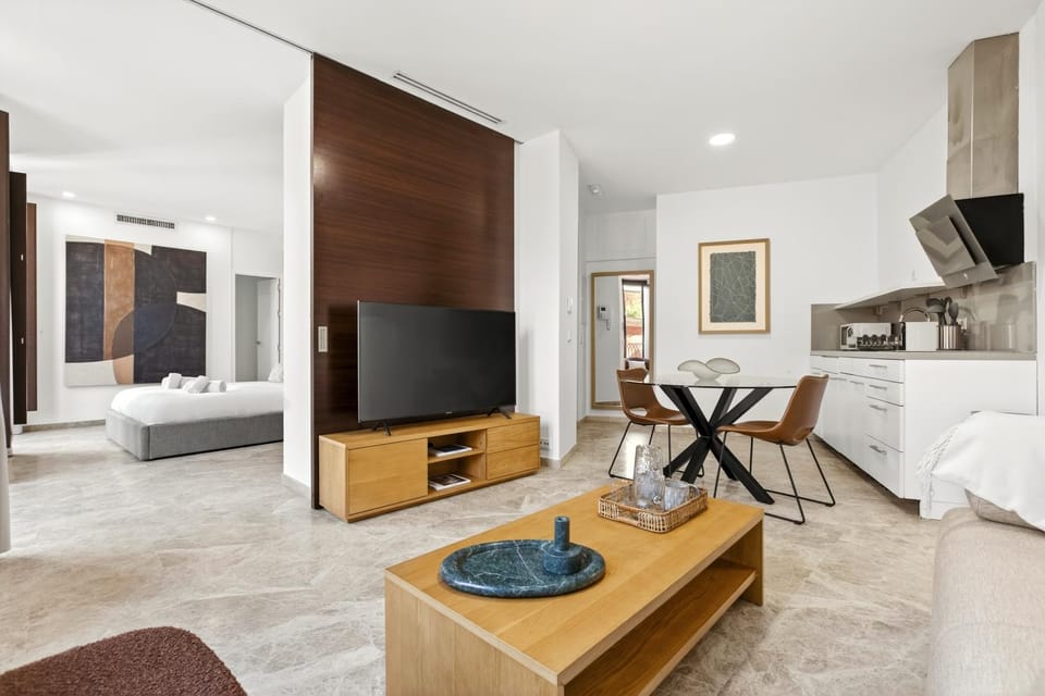 TV and multimedia, Living room, Photo of the whole room, Dining area