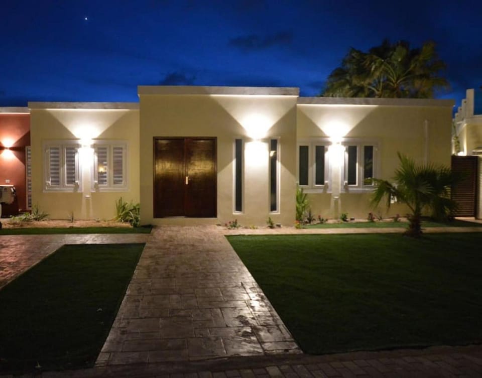 Merlot Villas Aruba private pool 500 yrds from Palm Beach Villa in Noord