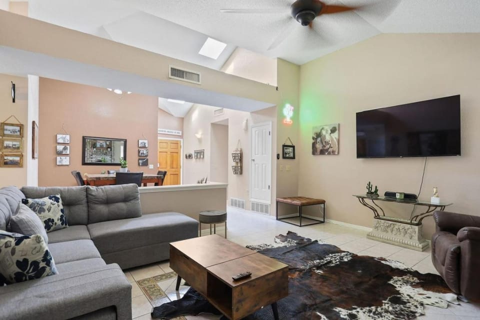 TV and multimedia, Living room, Seating area, air conditioner
