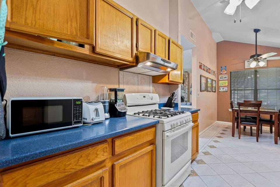 Kitchen or kitchenette, Dining area, oven, stove, toaster