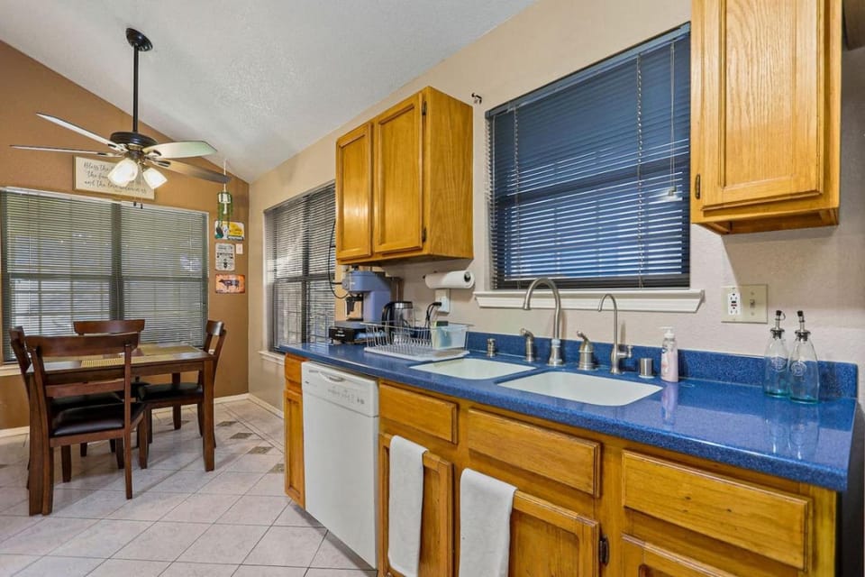 Kitchen or kitchenette, Dining area, dishwasher, stove