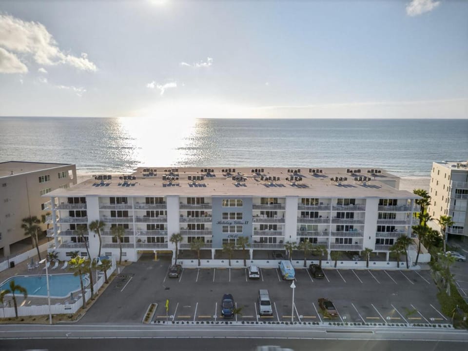 Bird's eye view, Pool view, Sea view, Location