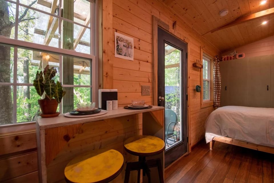 The Peach Perch - Ridgetop Tiny Home, and 20 Minutes to Asheville! Apartment in Swannanoa