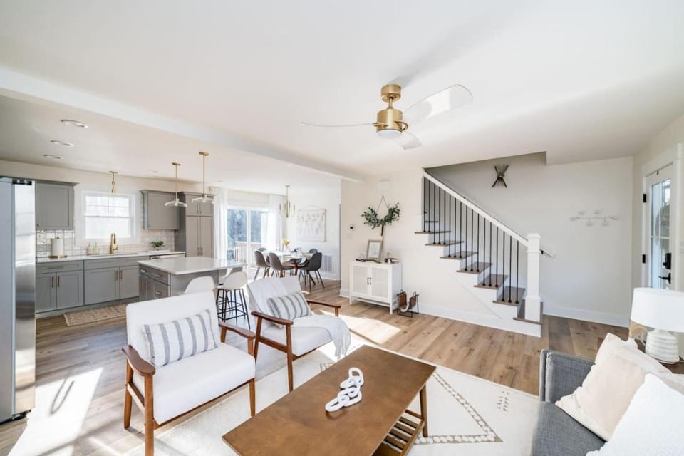 The Golden Jewel - Game Room, Fire Pit and Deck! House in Madison Heights