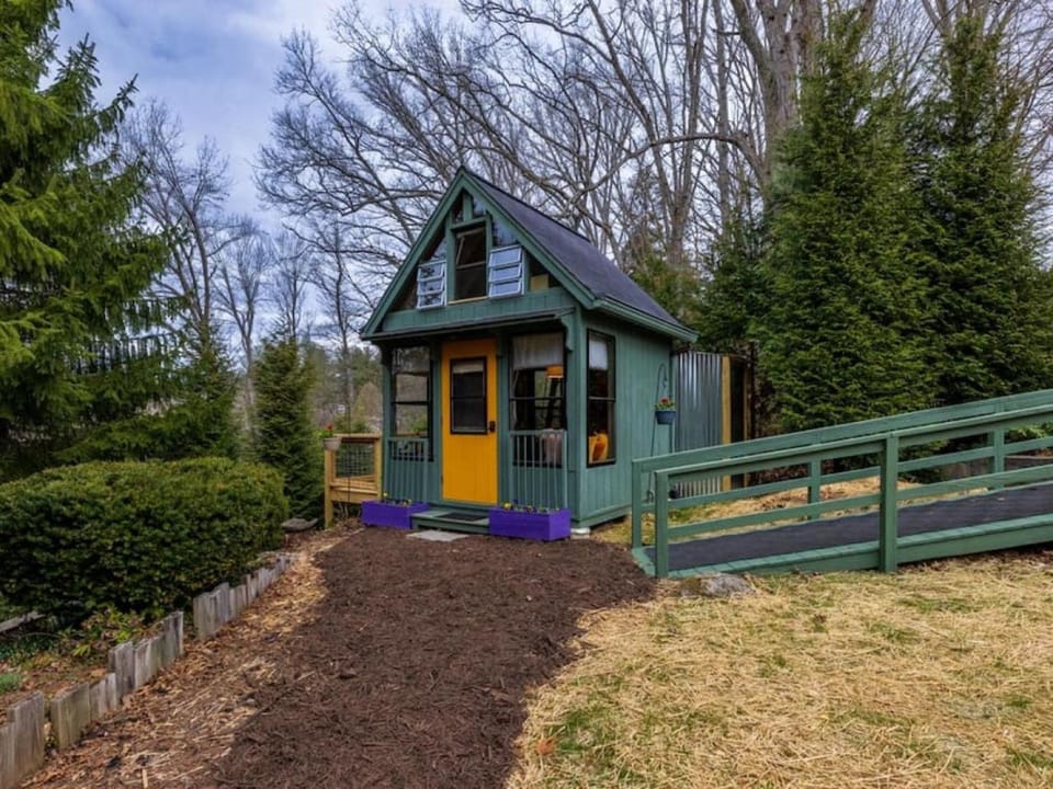 The Nuthatch Cabin - Asheville Tiny Home near the Smokie Mountains! Cabin in Buncombe County