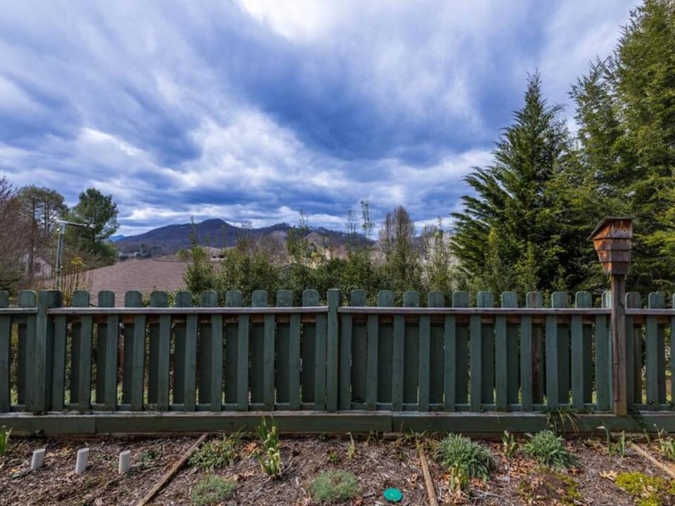 The Nuthatch Cabin - Asheville Tiny Home near the Smokie Mountains! Cabin in Buncombe County
