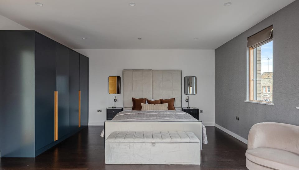 Bed, Photo of the whole room, Seating area, Bedroom, wardrobe