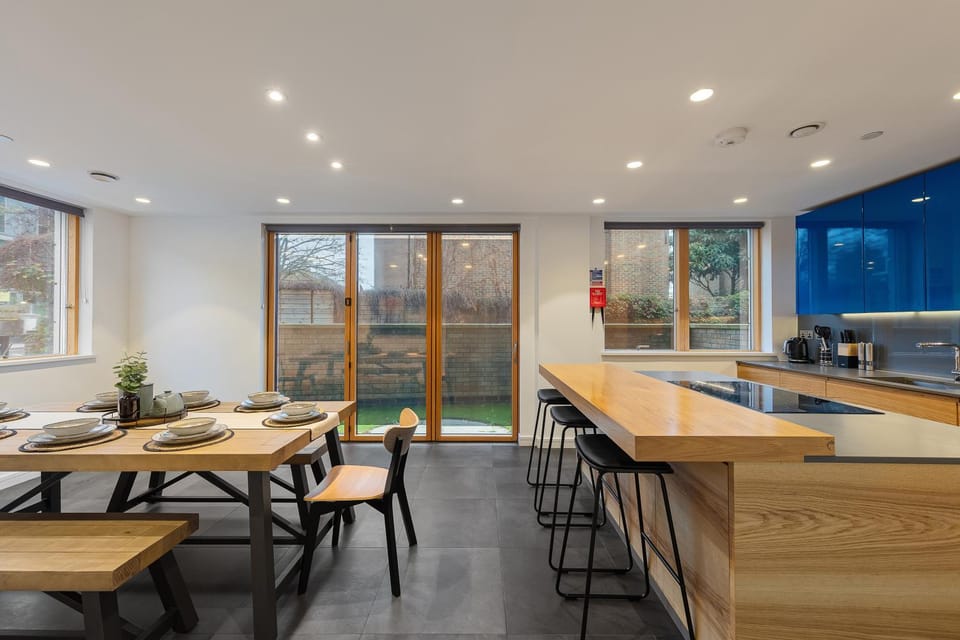 Kitchen or kitchenette, Living room, Seating area, Dining area