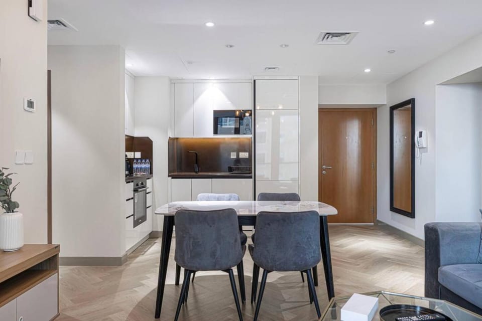 Dining area, minibar
