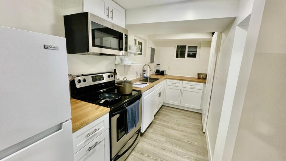 Cozy Modern 2BR in Millcreek Tempurpedic Beds 83 inch 4k TV 10 Min to SLC Mountains House in Millcreek