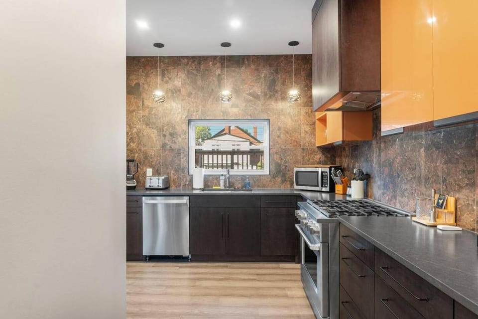 Modern Palm Springs Retreat with 4 Bedrooms and 4.5 Bathrooms, Central Shadyside townhome House in Shadyside