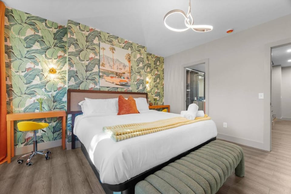 Modern Palm Springs Retreat with 4 Bedrooms and 4.5 Bathrooms, Central Shadyside townhome House in Shadyside