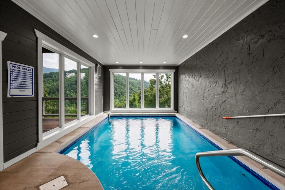 Gatlinburg Splash Home Theater Heated Indoor Pool Game Room House in Gatlinburg