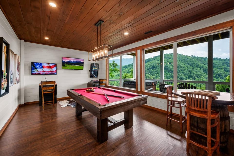 Gatlinburg Splash Home Theater Heated Indoor Pool Game Room House in Gatlinburg