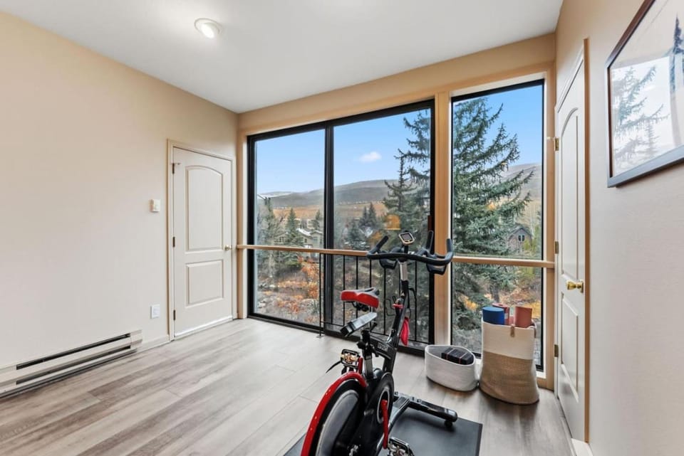 Eagle River Retreat with Hot tub and Pool House in Avon