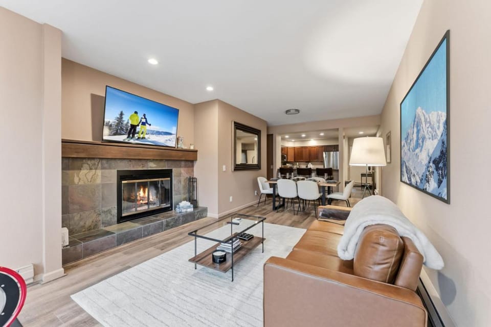 Eagle River Retreat with Hot tub and Pool House in Avon