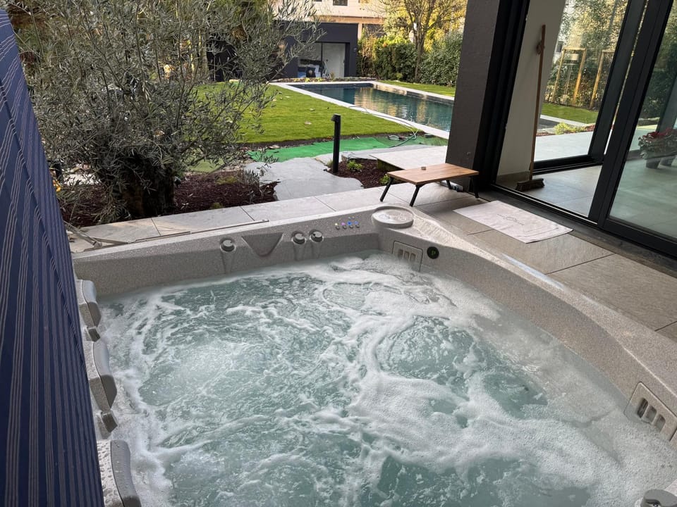 Hot Tub, Pool view